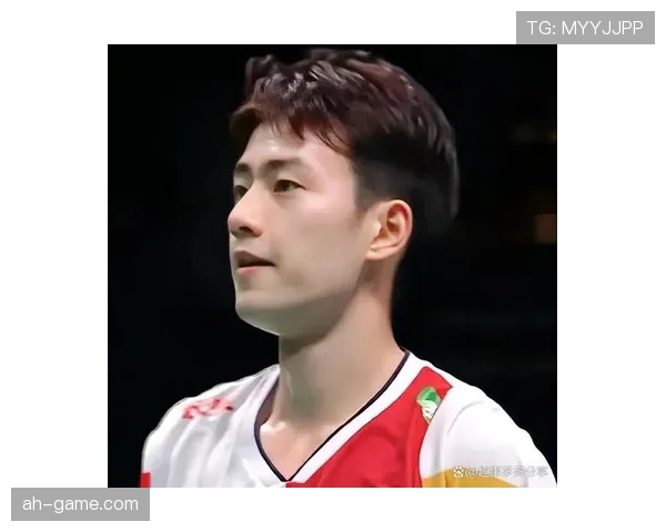 王昶赛场冷静得像机器人，下了场拎着塑料袋回家的那一幕太生活了