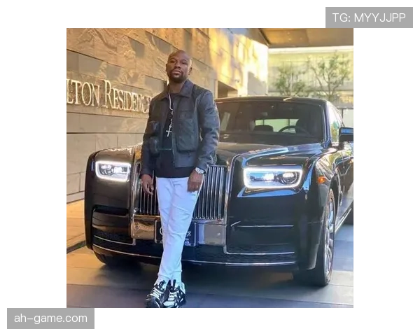 看到弗洛伊德·梅威瑟在路边小吃摊门口举着一堆腕表自拍，这反差把我笑趴